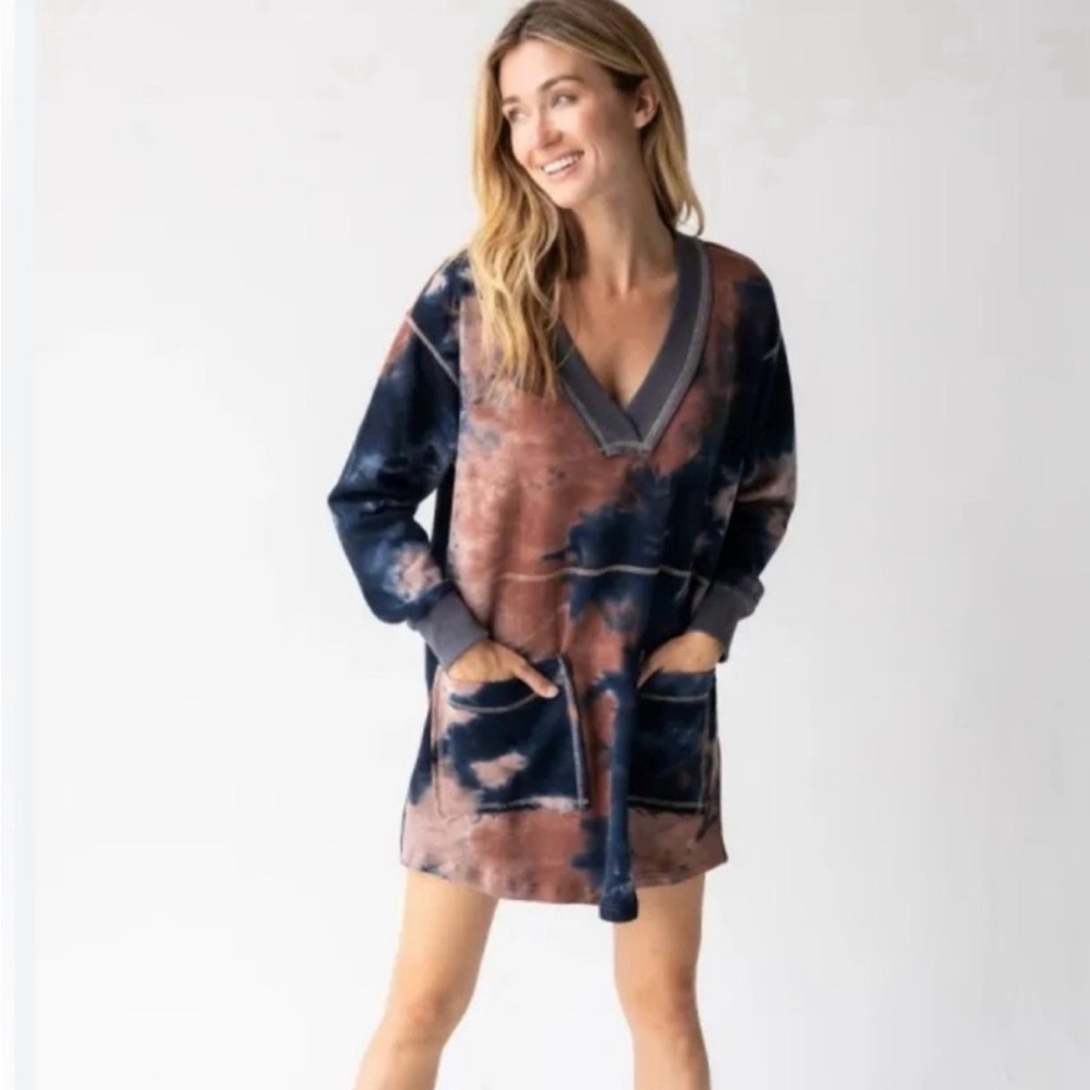 NATURAL LIFE Tie-Dye V-Neck Top in Navy and Rust